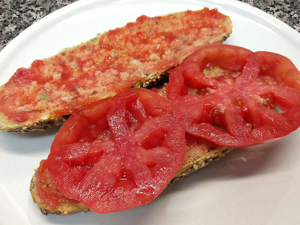 Pan con tomate untado