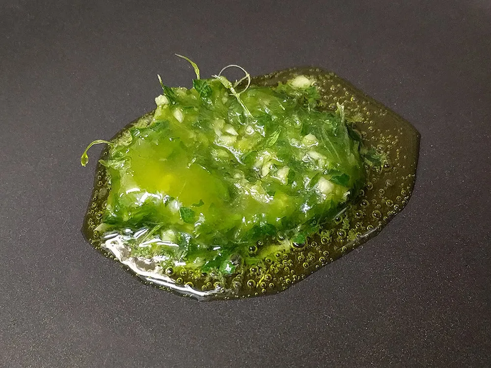 Aceite de ajo y perejil en la sartén