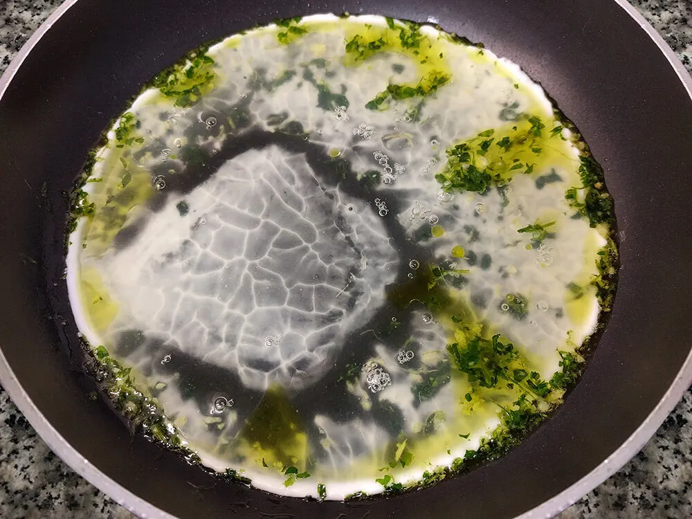 Claras con aceite de ajo y perejil cuajándose