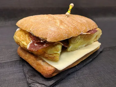 Bocadillo de tortilla de patatas y jamón ibérico