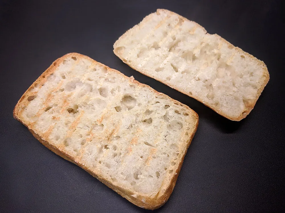 Chapata cortada y tostada.