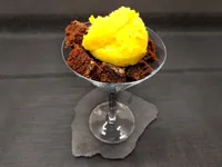 Presentación del brownie de chocolate y nueces.