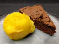 Brownie de chocolate y nueces con helado de mandarina.