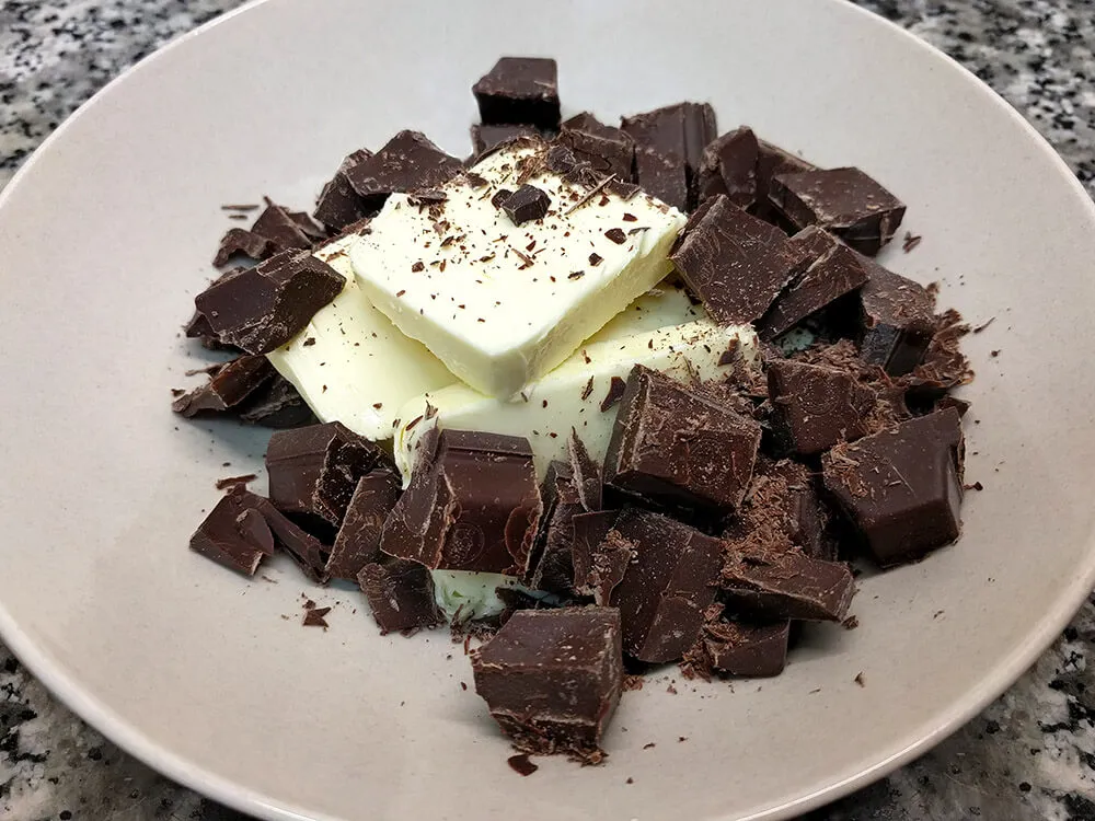 Chocolate y mantequilla en un bol.