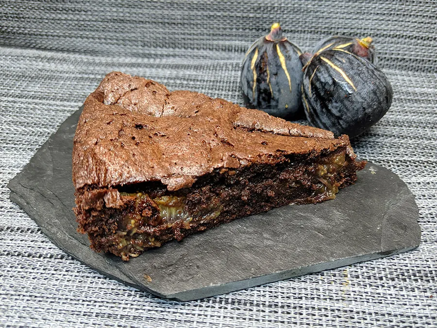 Presentación del brownie de higos.