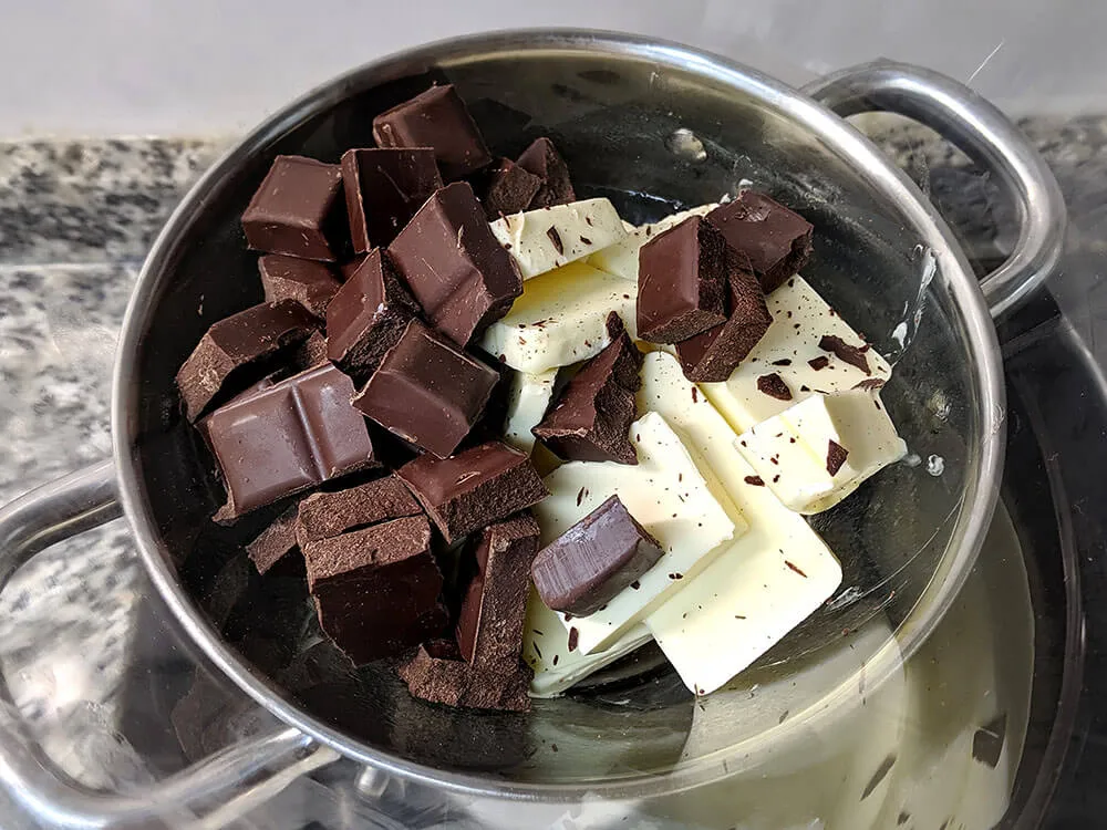Chocolate y mantequilla troceados en bol.