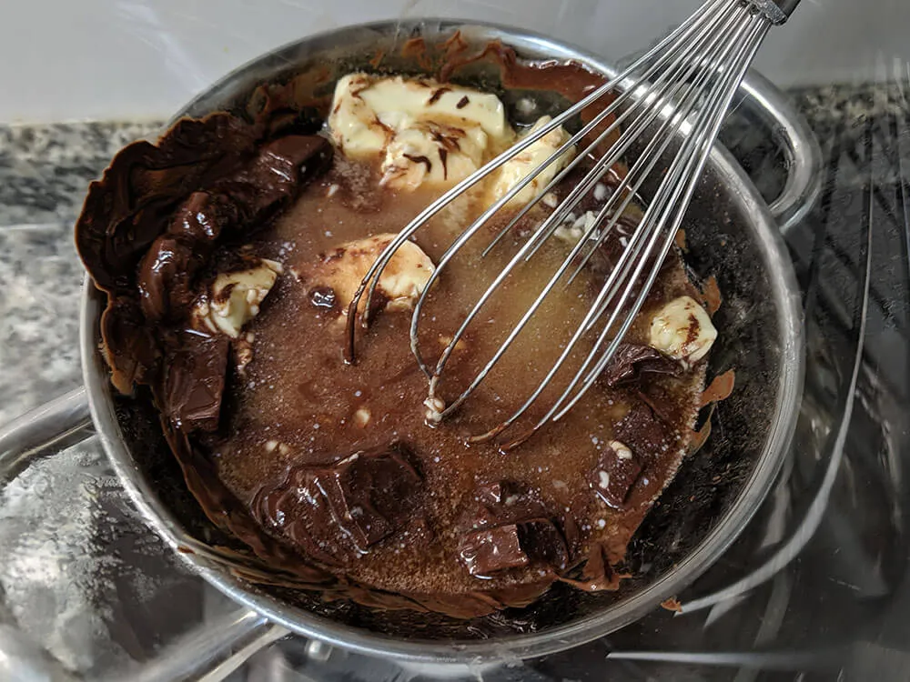 Baño María de chocolate y mantequilla.