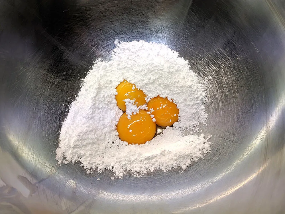 Yemas de huevo y azúcar glas.