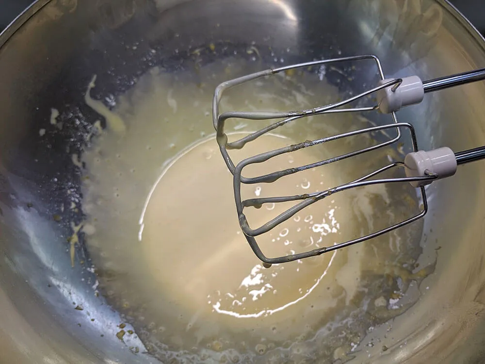 Yemas y azúcar glas batidas.