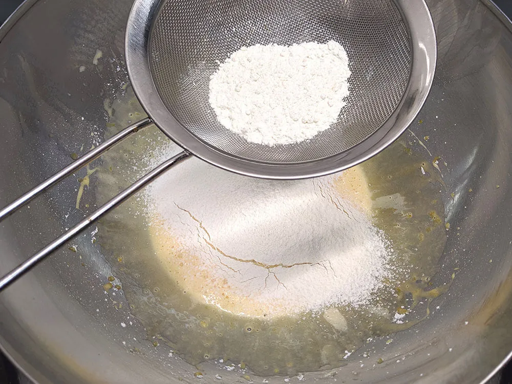 Yemas, azúcar glas, harina y levadura tamizadas.