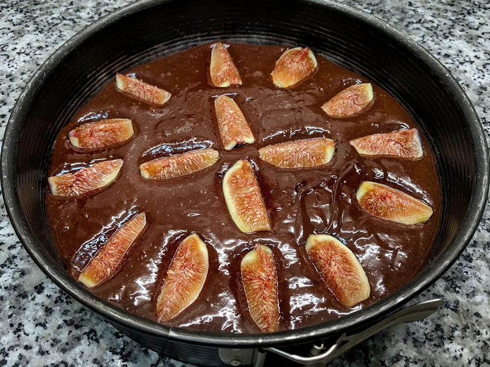 Masa de brownie con higos crudos.