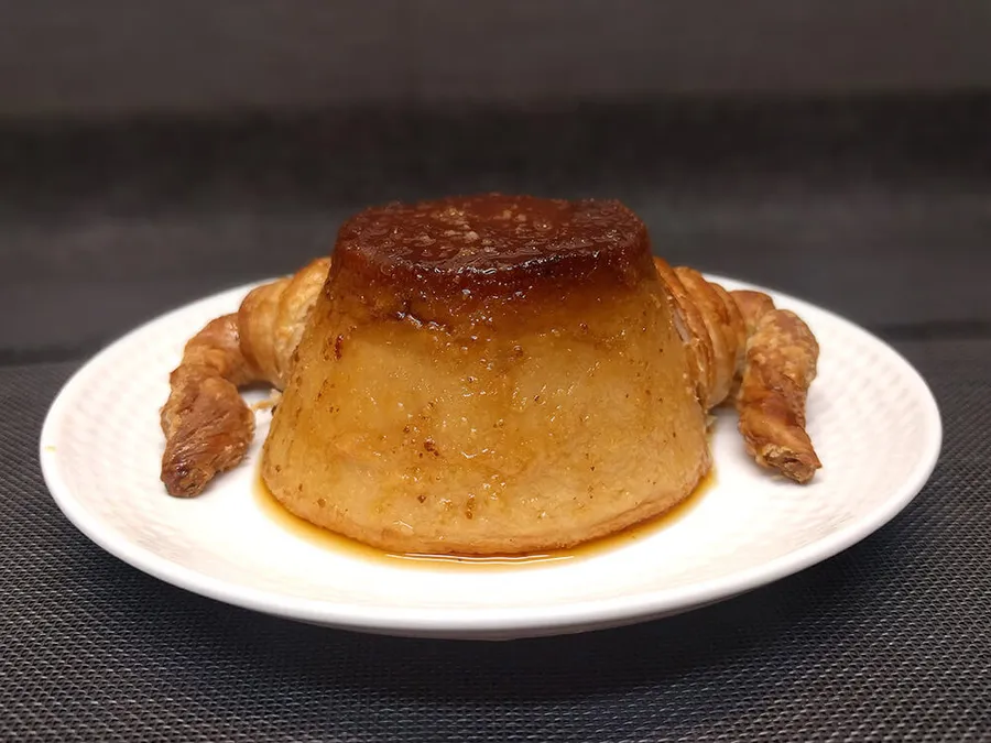 Presentación individual del budín de cruasán