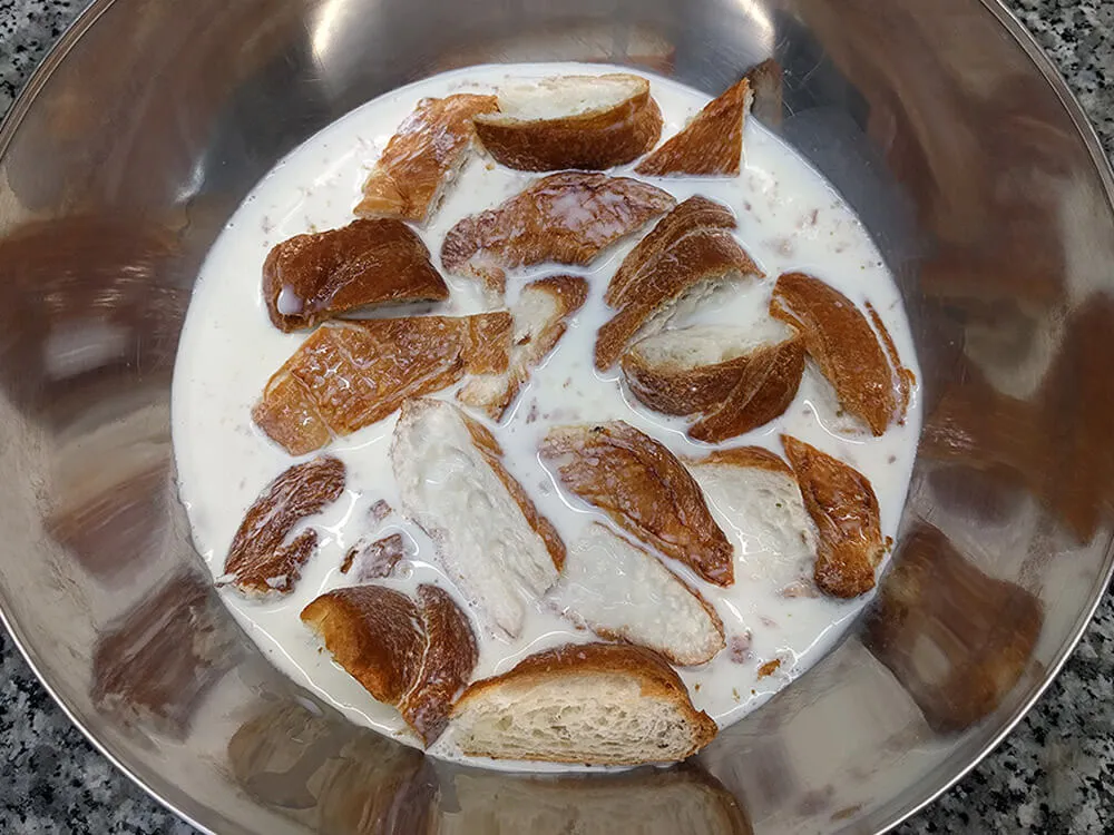 Cruasanes en remojo con leche