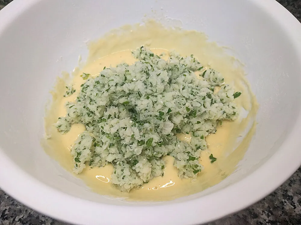 Picada de bacalao, ajo y perejil junto con la mezcla de huevo, harina, levadura y leche