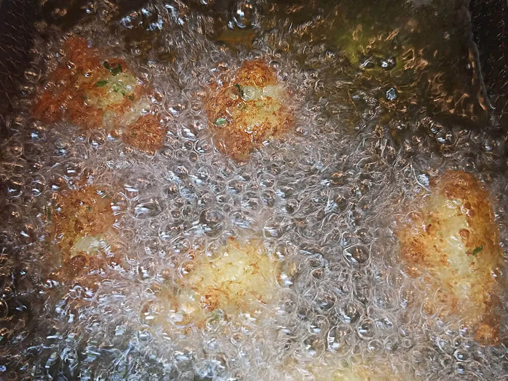 Buñuelos de bacalao friéndose