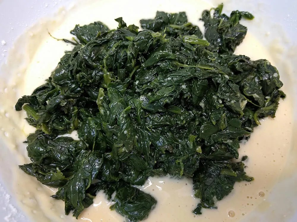 Espinacas refritas junto con la mezcla base