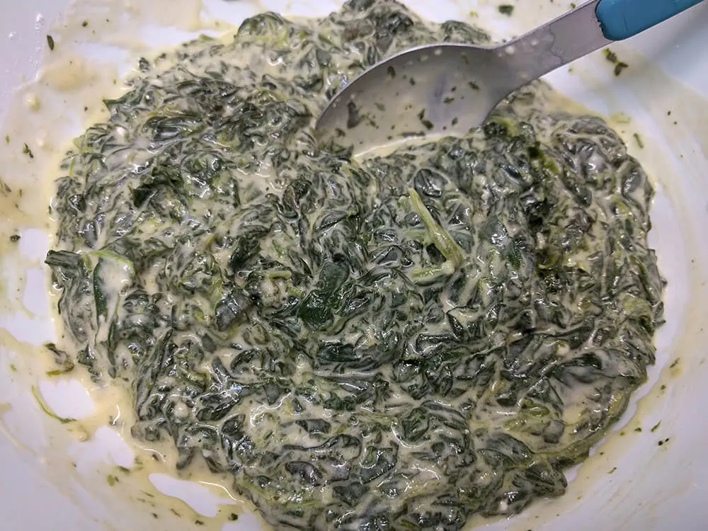 Espincas refritas mezcladas con la mezcla base