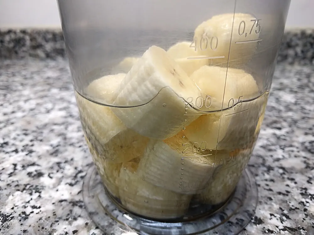 Rodajas de plátano con aceite de girasol