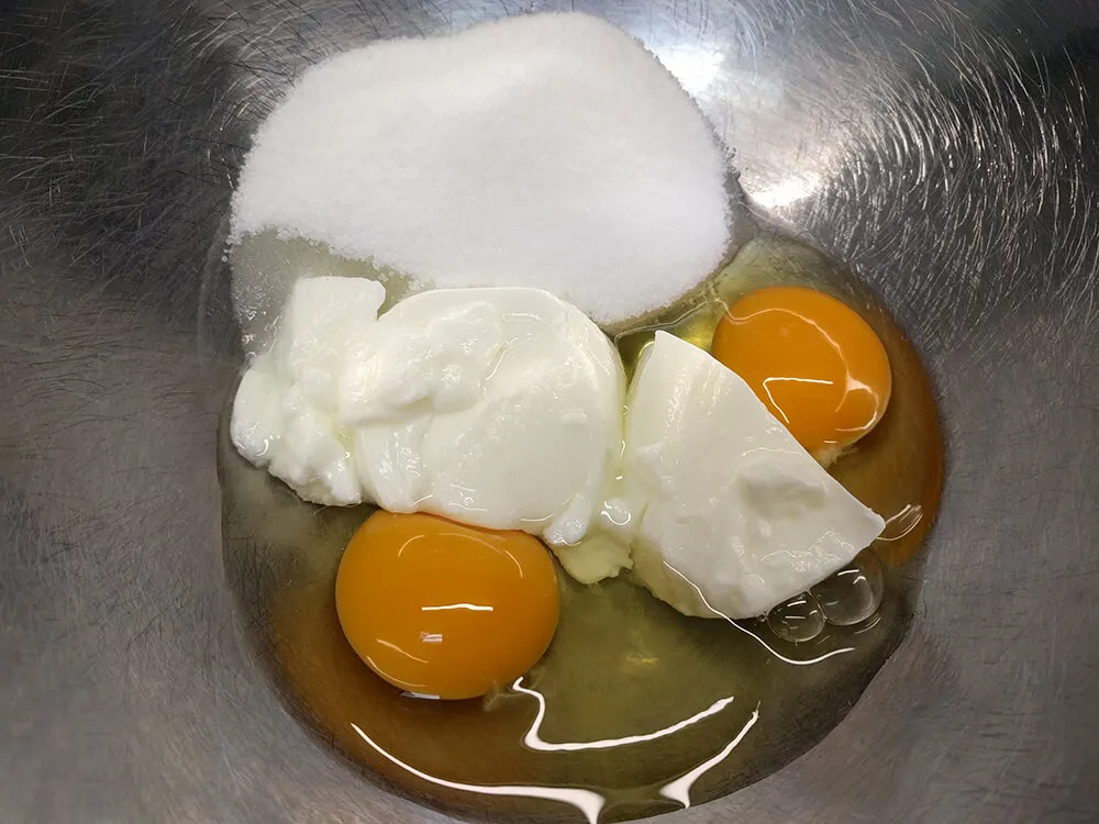 Huevos con yogur y azúcar