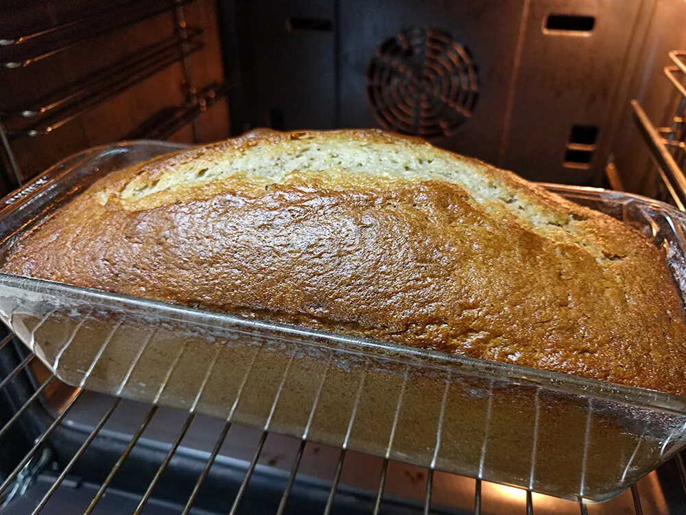 Cake de plátano recién horneado