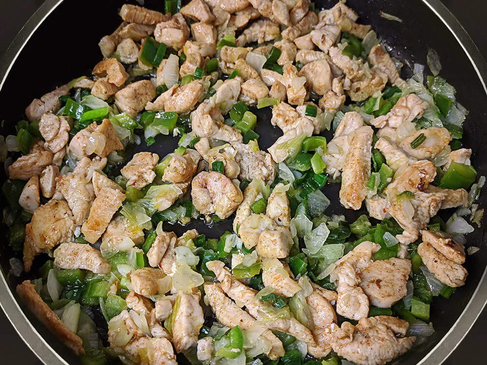 Pollo Piri Piri, cebolla y pimiento rehogados.