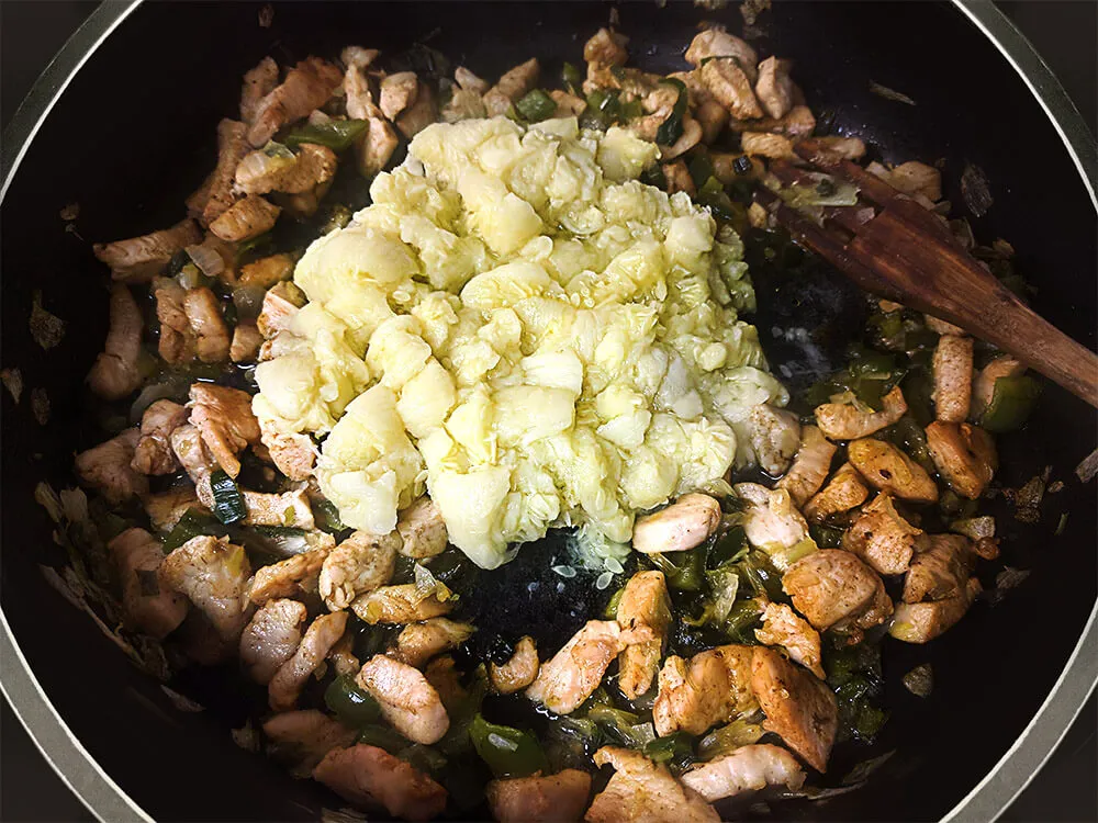 Pollo Piri Piri con cebolla y pimiento rehogados y pulpa de calabacín.