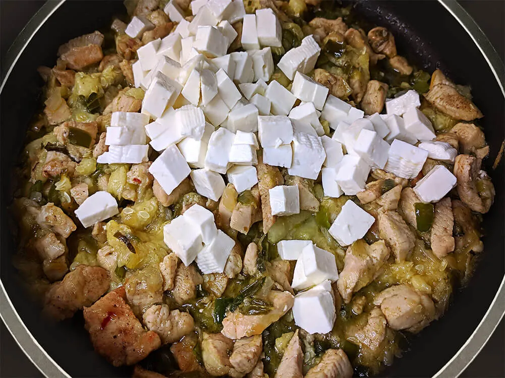 Pollo, cebolla, pimiento, calabacín y queso fresco.