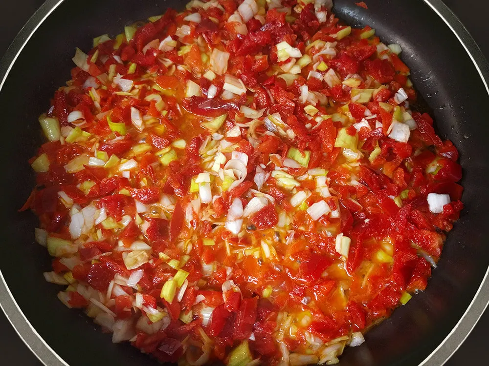 Calabacín y puerro rehogándose