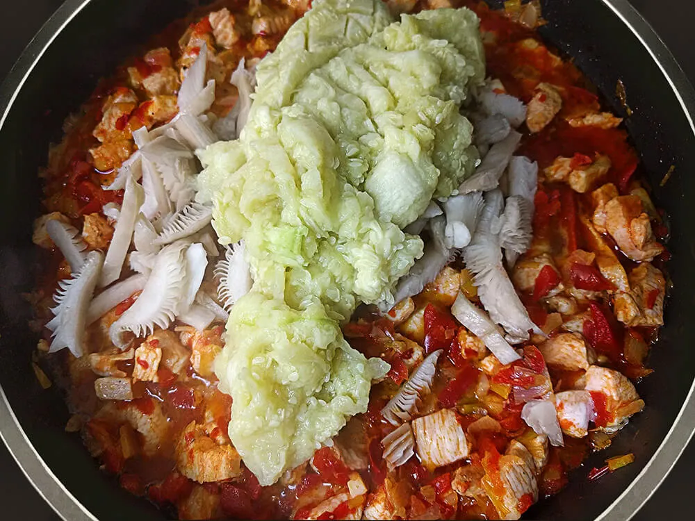 Hortalizas y pollo rehogado