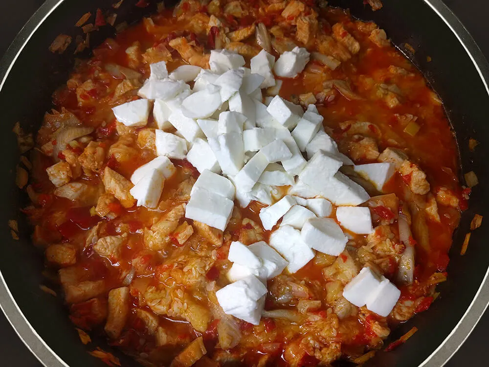 Hortalizas y pollo rehogados con mozzarella