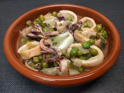 Calamares con guisantes frescos