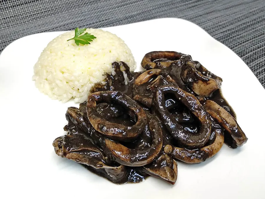 Calamares en su tinta con arroz blanco.