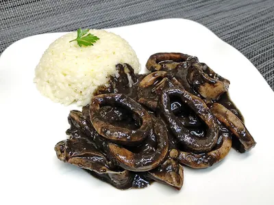 Calamares en su tinta con arroz blanco