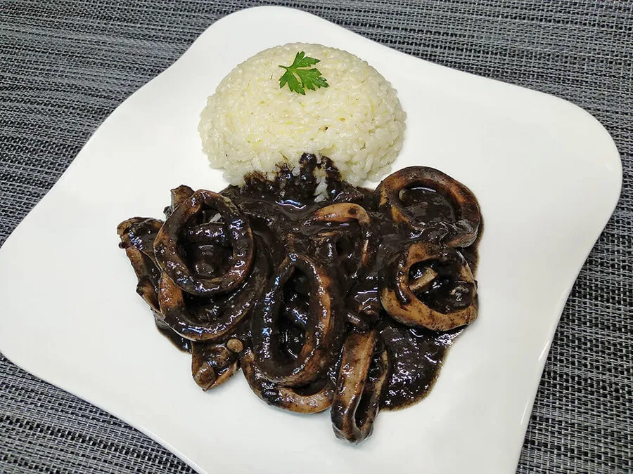 Calamares en su tinta con arroz blanco.