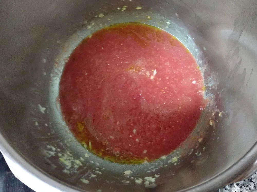 Ajo picado y tomate rallado.