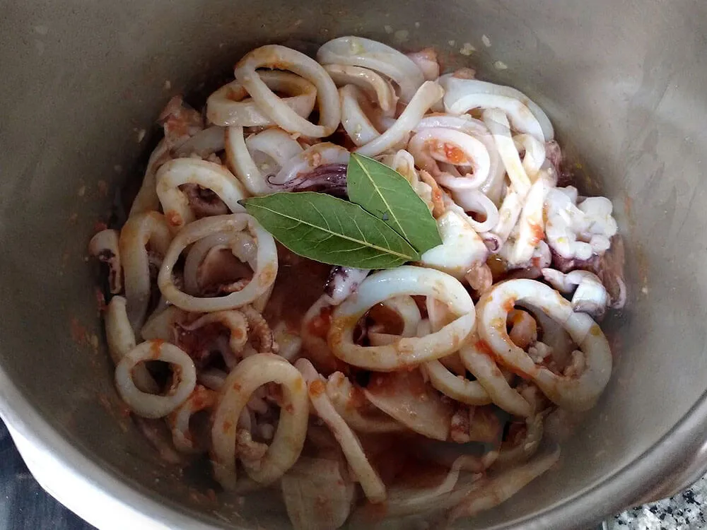 Sofrito de tomate y calamares.