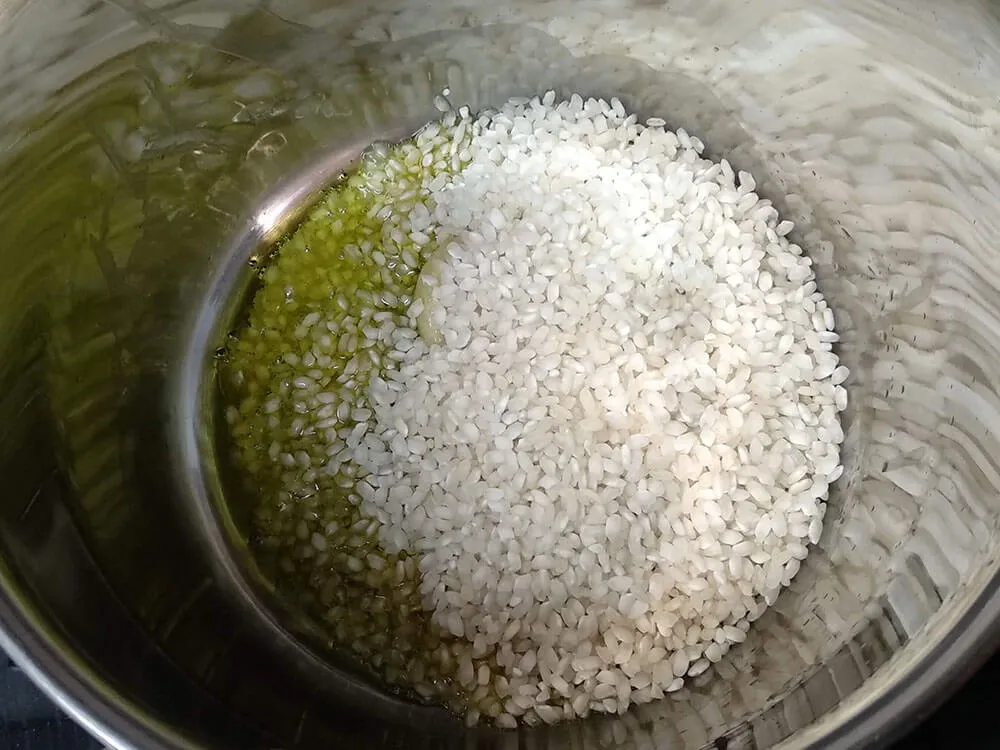 Dientes de ajo rehogando en aceite OVE