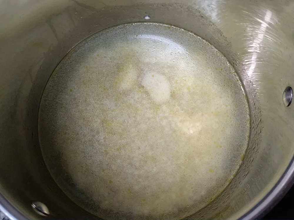 Arroz blanco hervido.