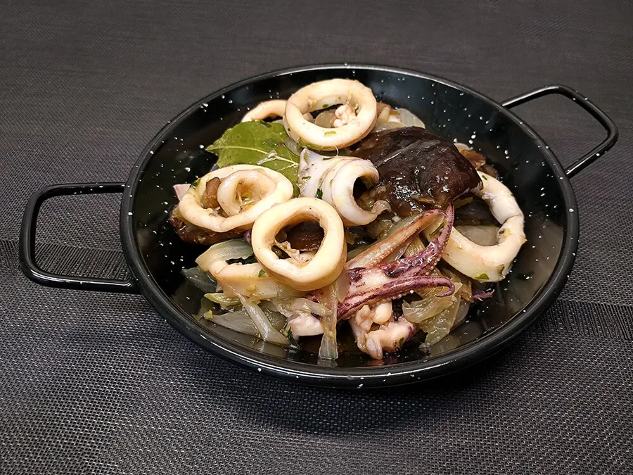 Calamares encebollados