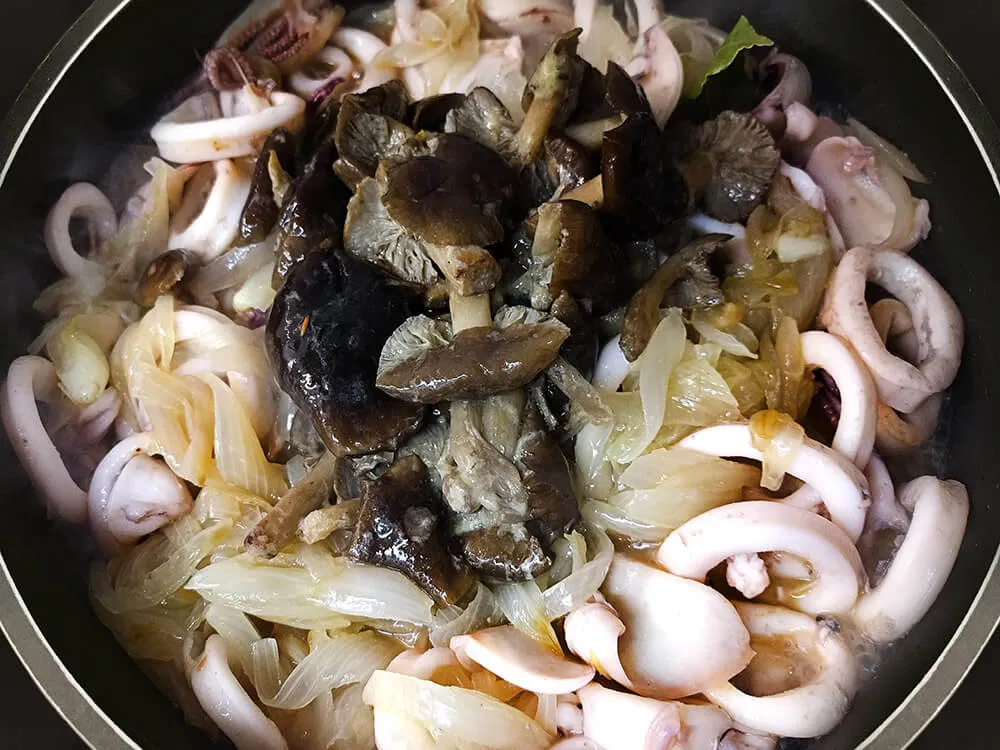 Calamares rehogados con cebolla y fredolics.