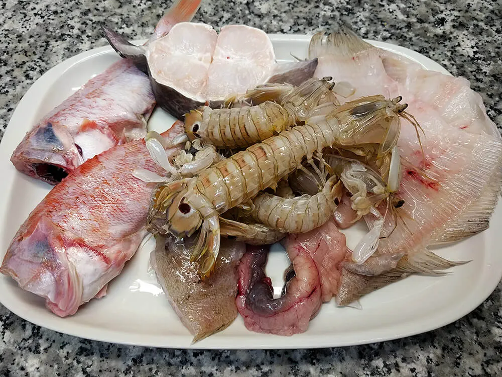 Pescado de roca y galeras limpios