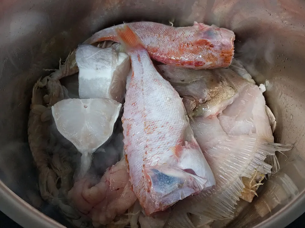 Pescado de roca y galeras rehogándose