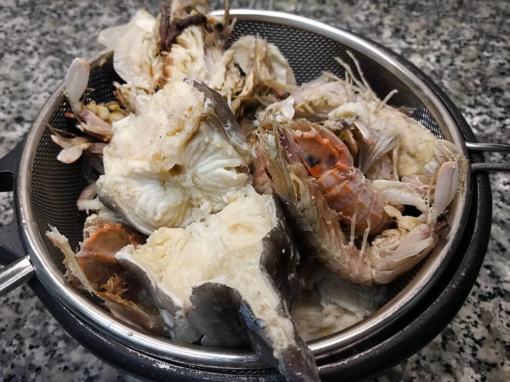 Caldo de pescado colado