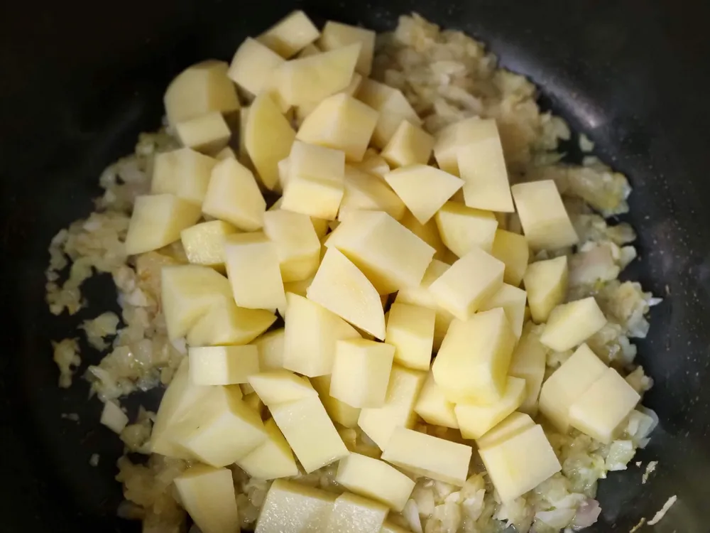 Cebolla picada y ajo picado.