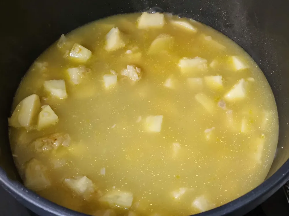 Cebolla y ajo rehogados, dados de patata.