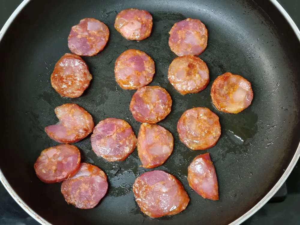 Chorizo en sartén.