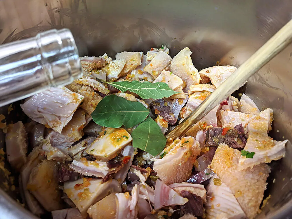 Sofrito, tripa de ternera y vino.