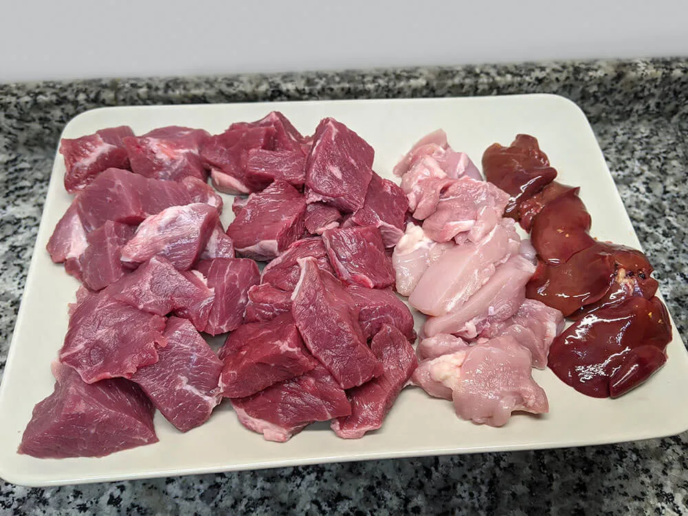 Dados de carne magra de cerdo, ternera, pollo e hígado de pollo.