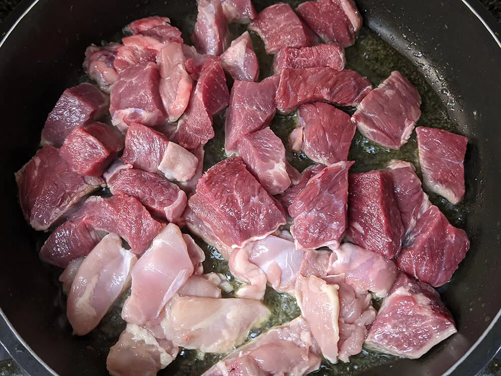 Dados de carne en cazuela.
