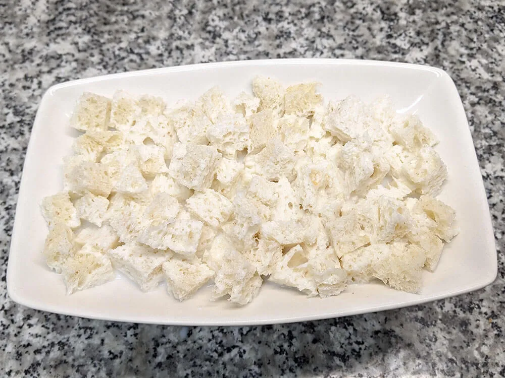 Dados de pan en leche.